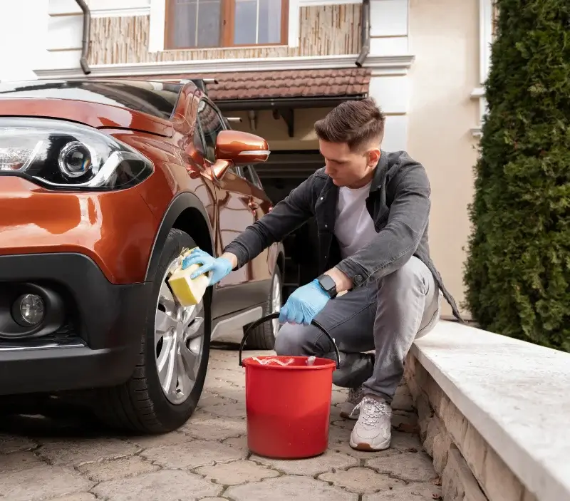 Lavage auto à domicile Moutier-d'Ahun : professionnel intervenant sur un véhicule